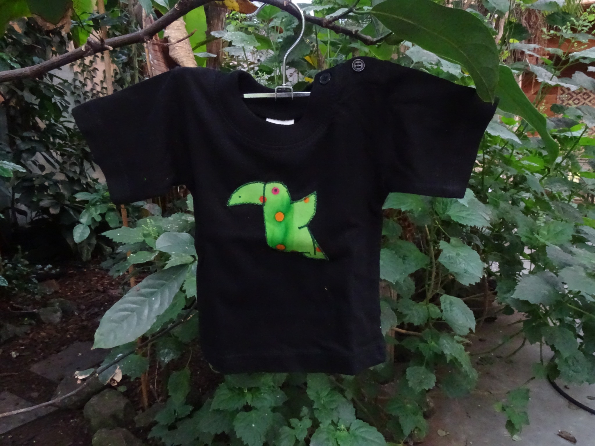 Perfecte t-shirt voor je kleintje! Met een leuke gebatikte toekan erop. 